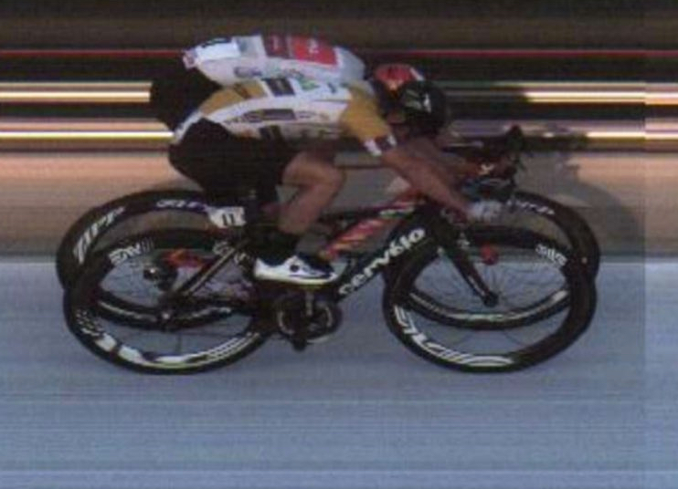 You can see that Cavendish (in yellow) is going much faster than Kristoff because of the relationship of their rear wheels.