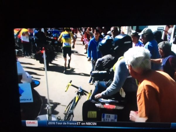 Chris Froome decided to abandon his bicycle, placing against the motorcycle and then takes off running.