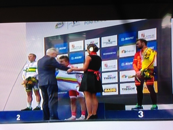 Universal Sports sure jacked up the end of their coverage, not showing the final podium.  This is the only shot of the jersey presentation.  Kind of anticlimatical.  