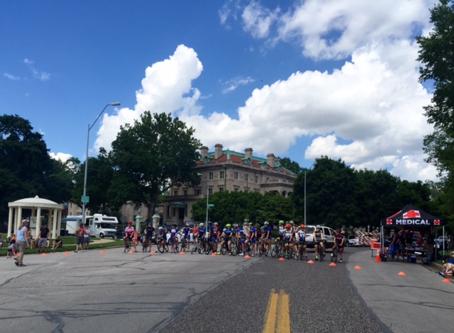 The women's start at the Tour of KC. The house around the area are magnificent. 